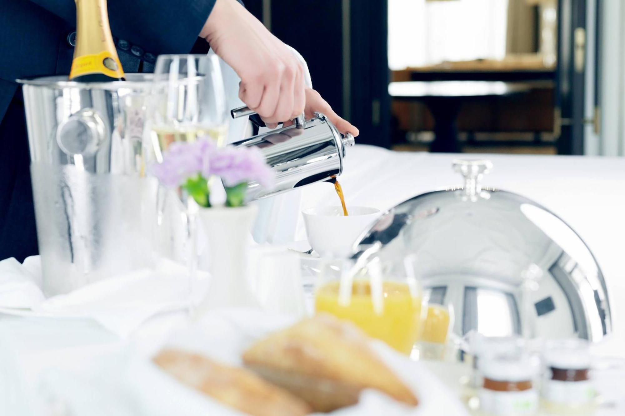 Готель The St. Regis Astana Екстер'єр фото A server pouring orange juice