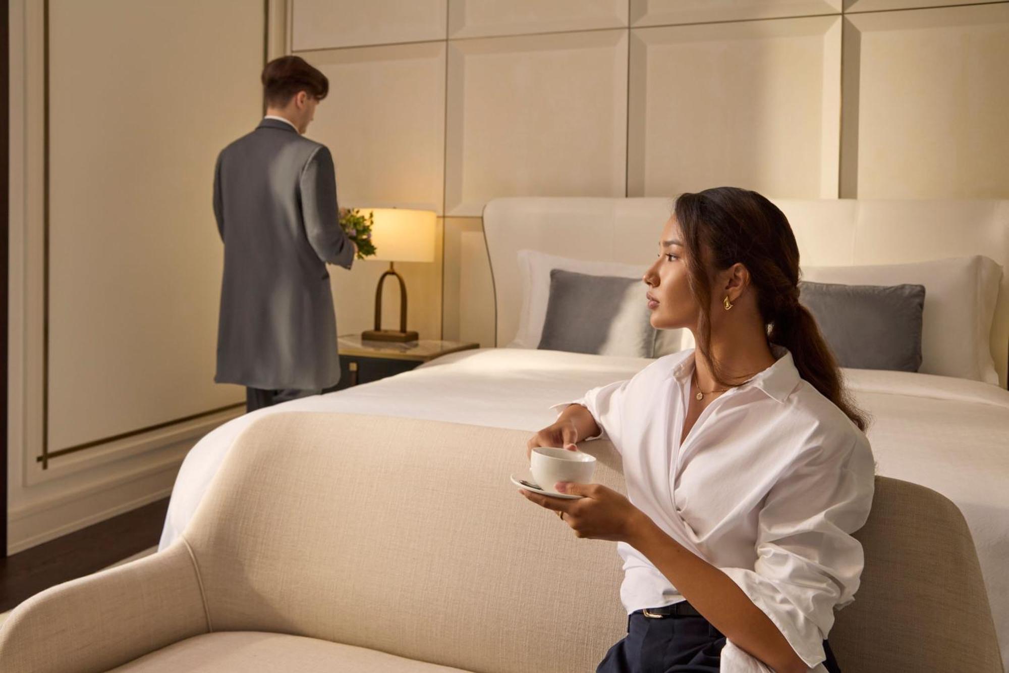 Готель The St. Regis Astana Екстер'єр фото A guest being served by a butler