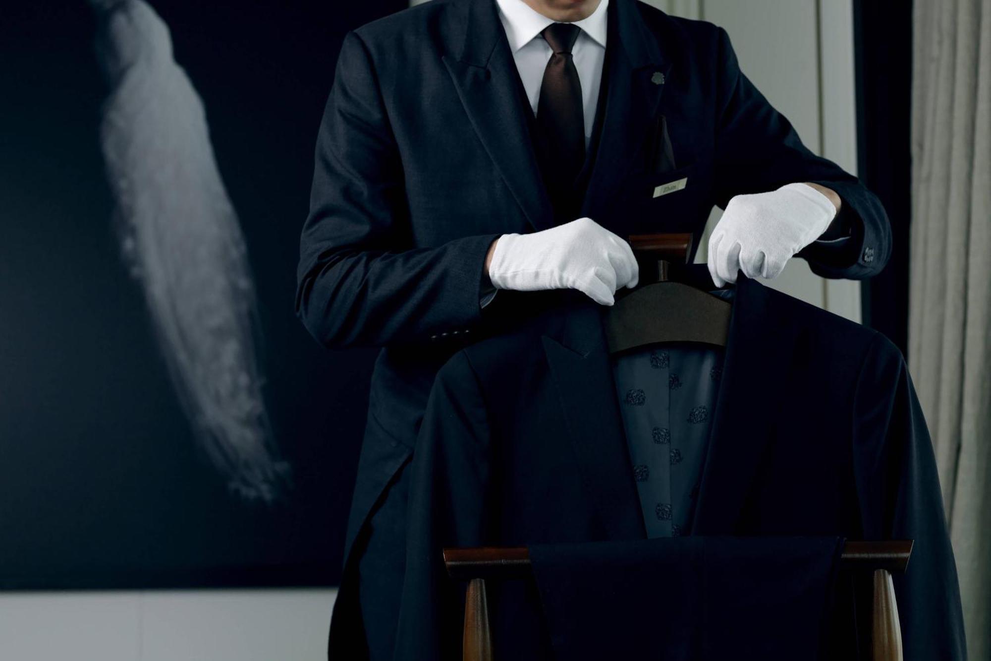 Готель The St. Regis Astana Екстер'єр фото A butler wearing white gloves