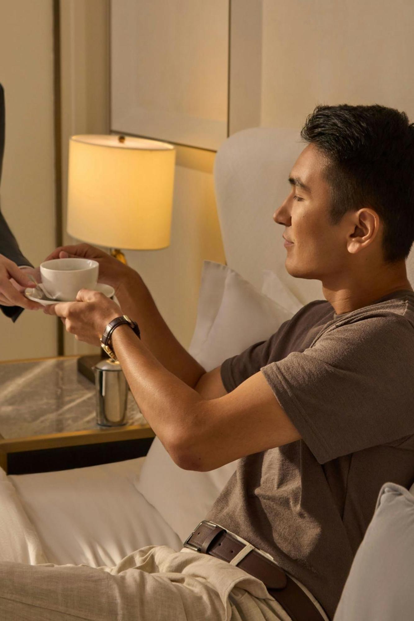 Готель The St. Regis Astana Екстер'єр фото A guest being served coffee