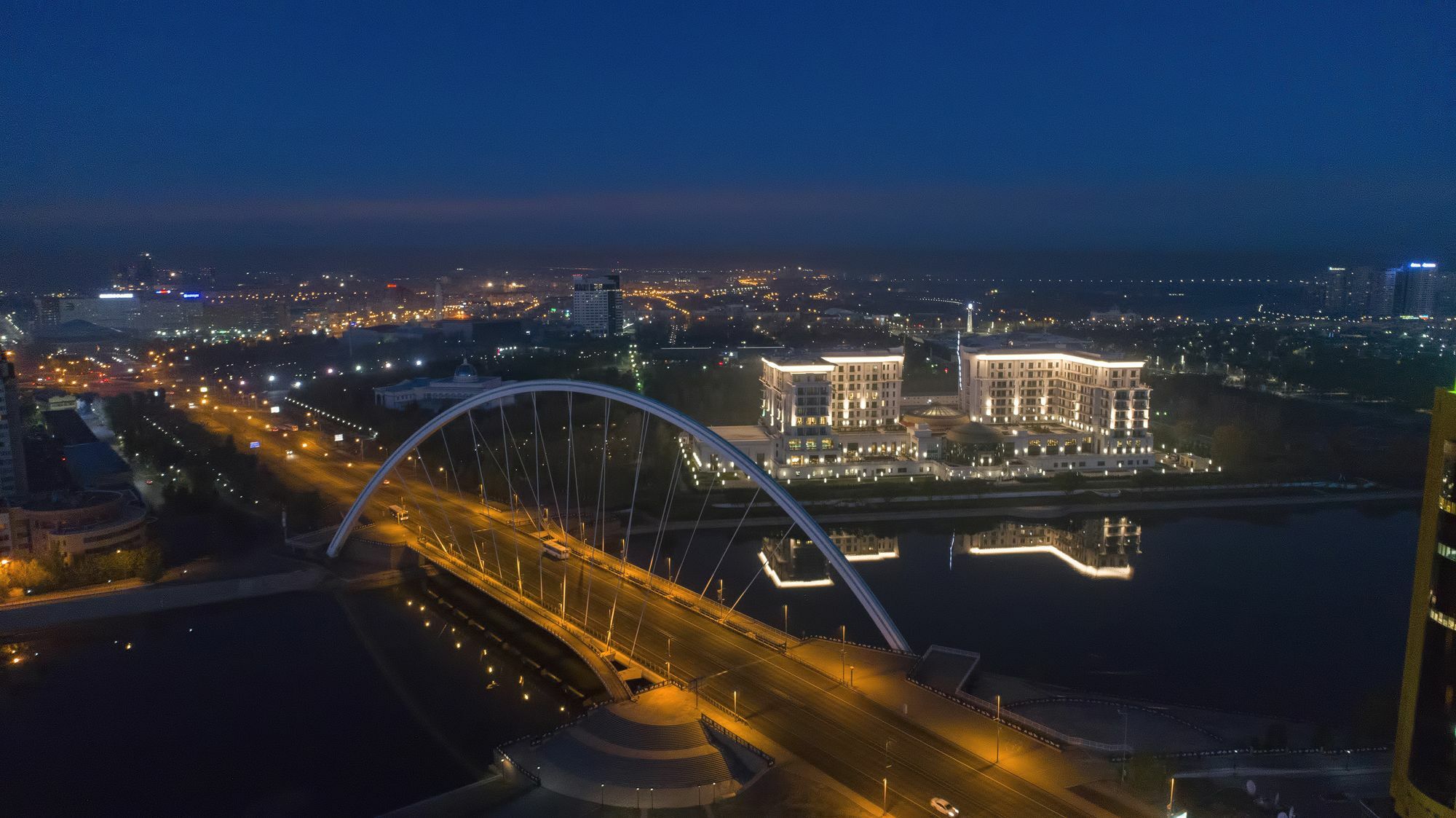 Готель The St. Regis Astana Екстер'єр фото The bridge at night